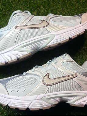 Nike Women's 7.5 cream, extremely lighwhite and rose gold accents Running Shoes